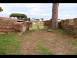 06693 ostia - regio iv - insula v - edificio (iv,v,7) (re und li) - vicolo del dioniso - bli ri sueden - cortile del dionisi.jpg